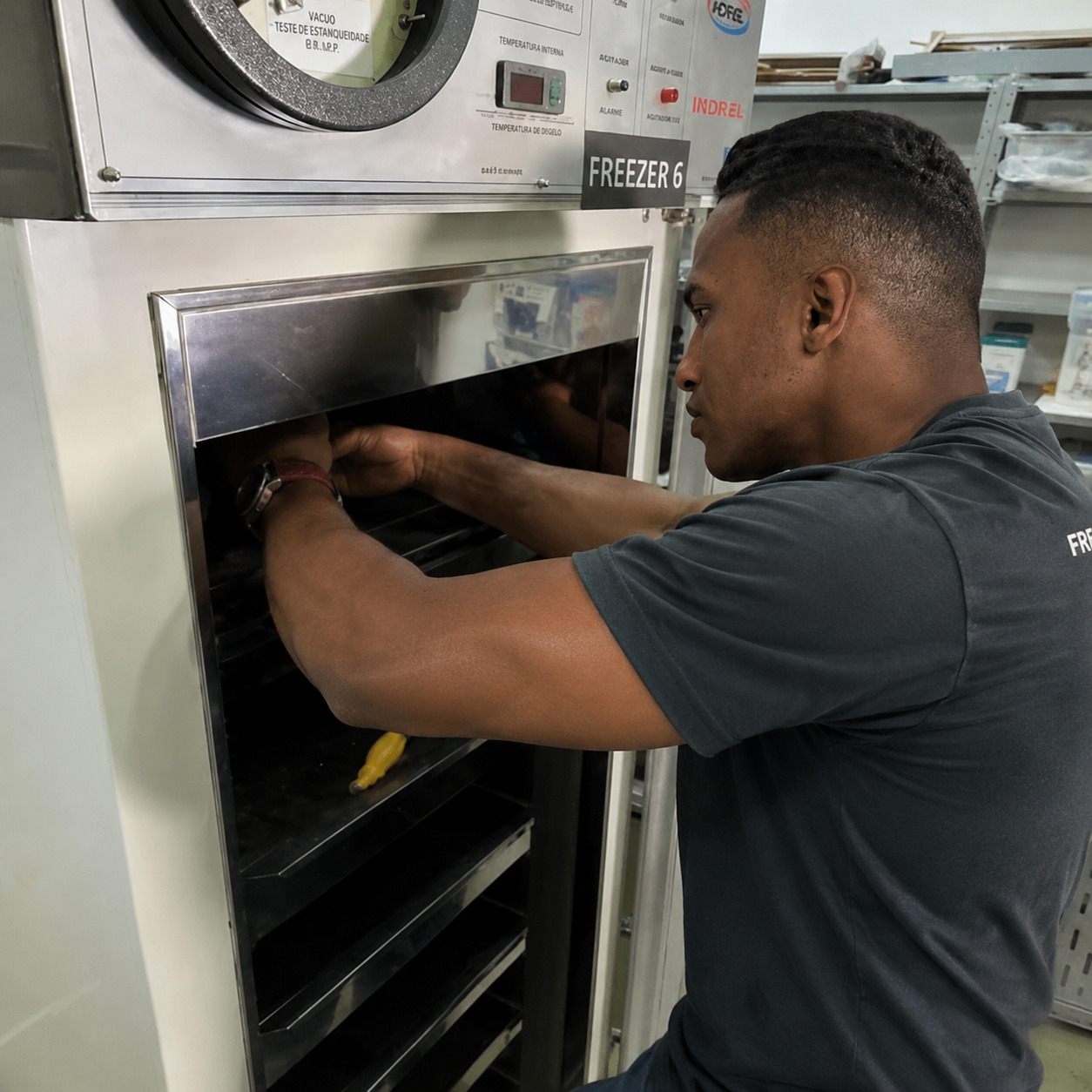 Técnico Green realizando manutenção em câmara fria comercial